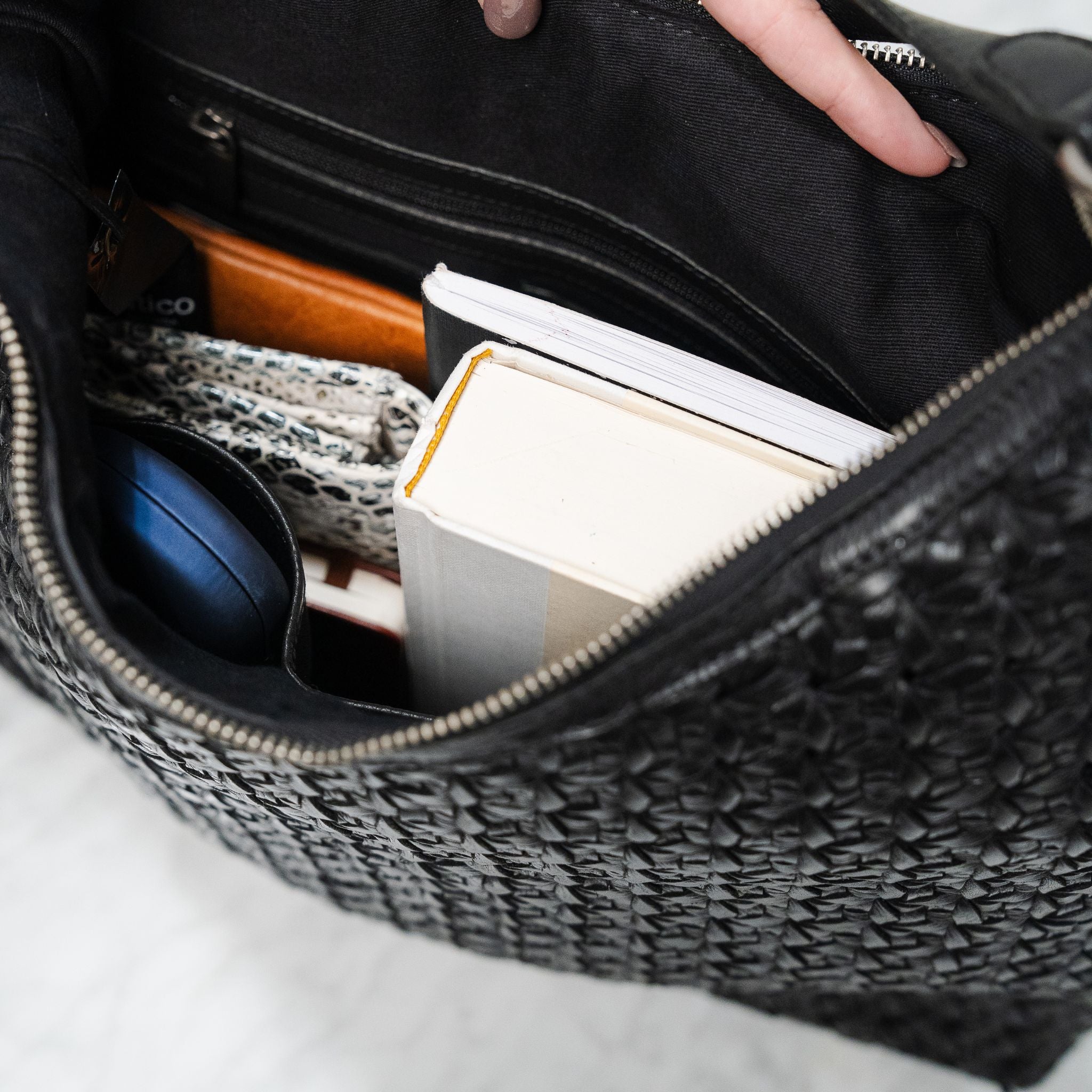 Isabel Leather Shoulder Bag - Image 10